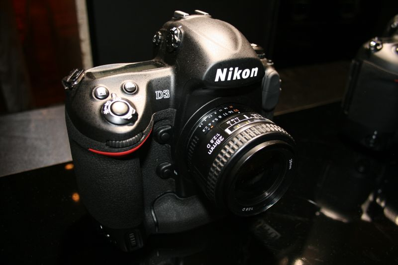 Illustration for article titled Hands On D3 and D300 Impressions: Beefy and Beautiful